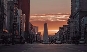 Una fotografía del paisaje alrededor del Obelisco de Buenos Aires.