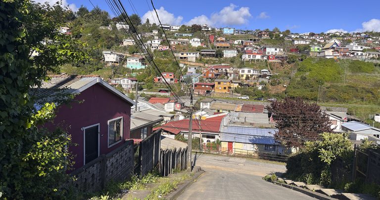 Vista desde las afueras de la casa de la familia Placencia, ubicada en Bicentenario, comuna de Tomé.